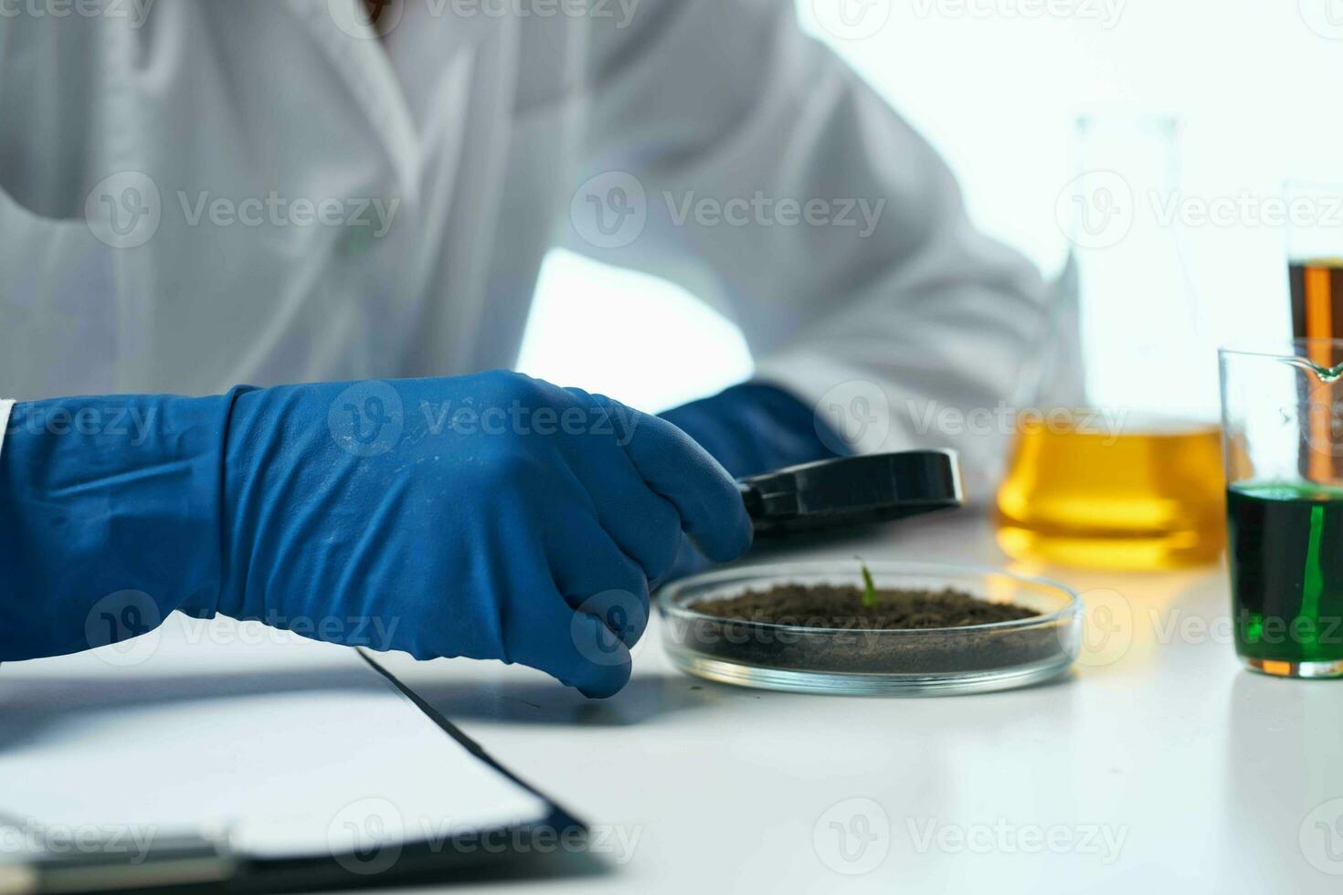 laboratorium assistent på hans skrivbord forskning mikrobiologi teknologi foto