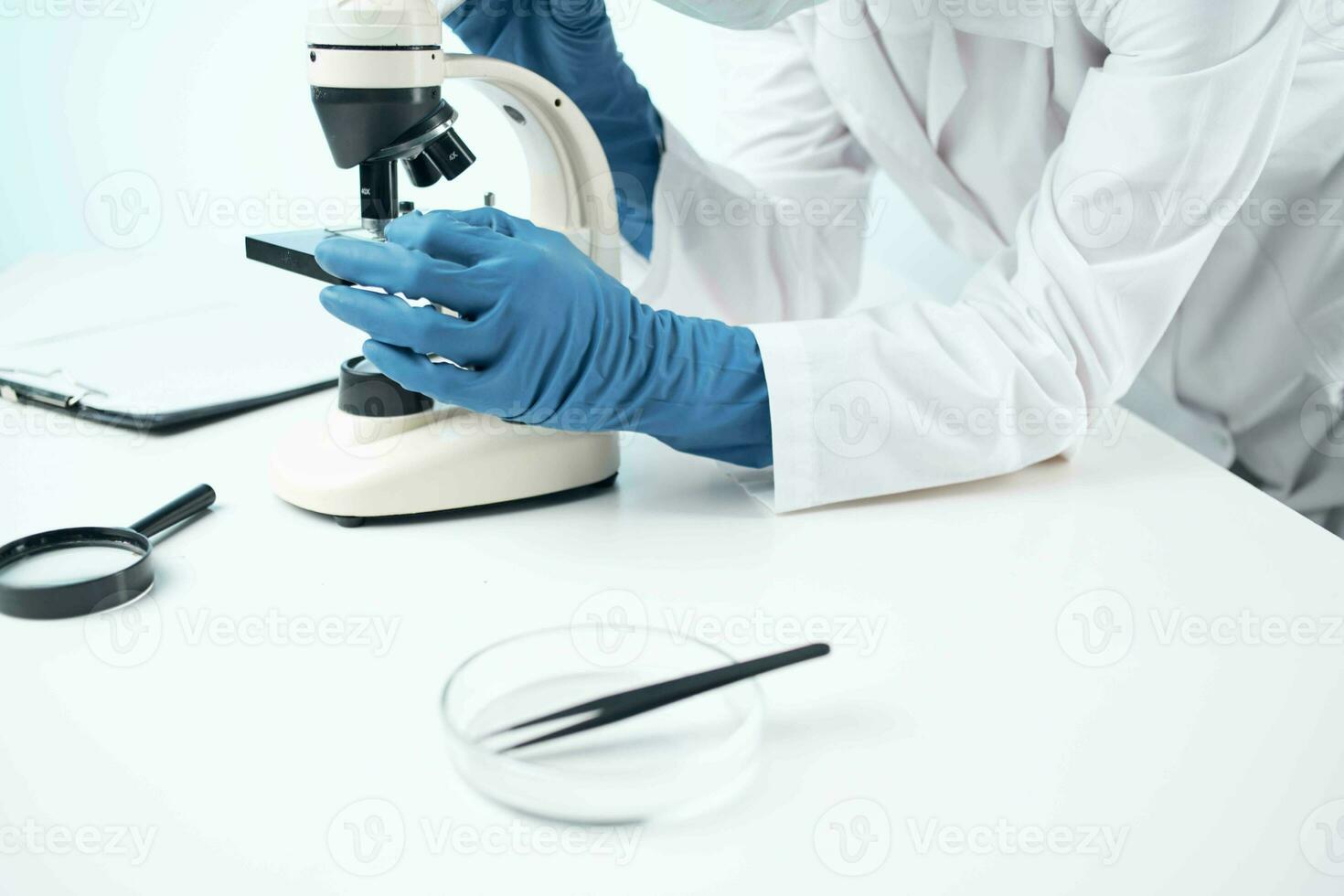 kvinna läkare ser genom en mikroskop bioteknik forskning laboratorium foto