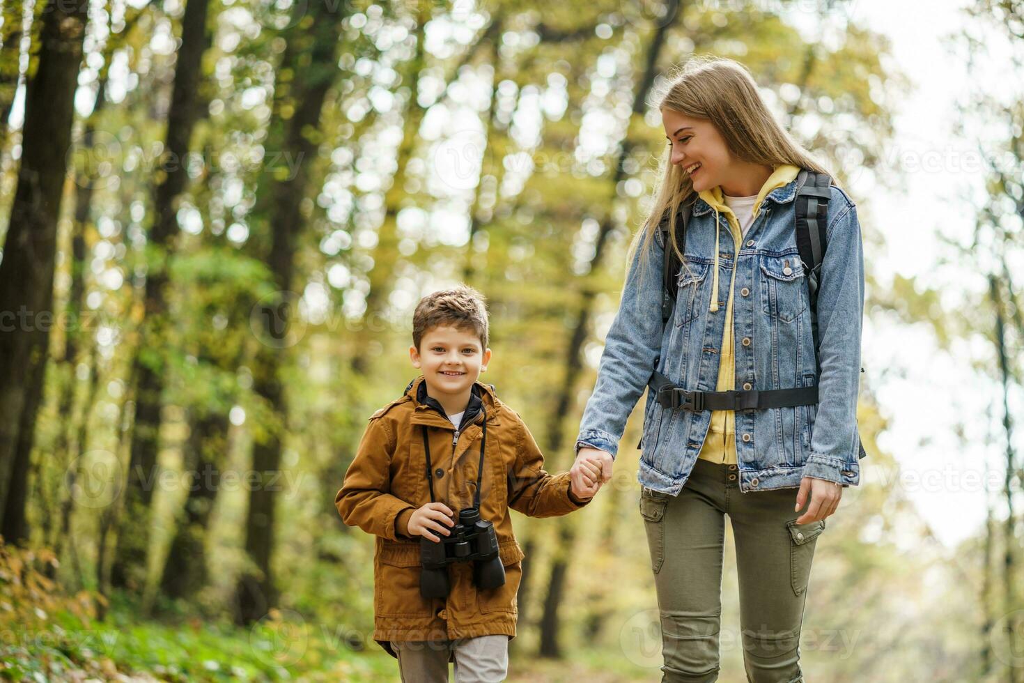 mor och son vandring i de skog foto