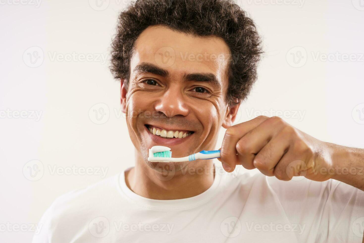 raser man med tandborste och klistra. själv vård begrepp. foto