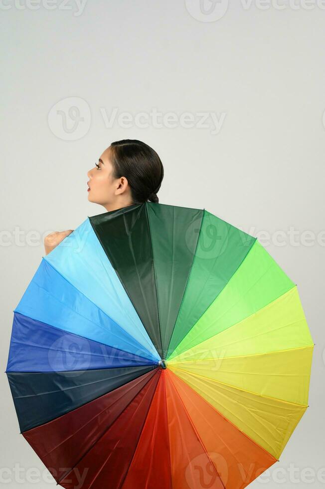 Söt kvinna lgbq utgör med färgrik paraply foto
