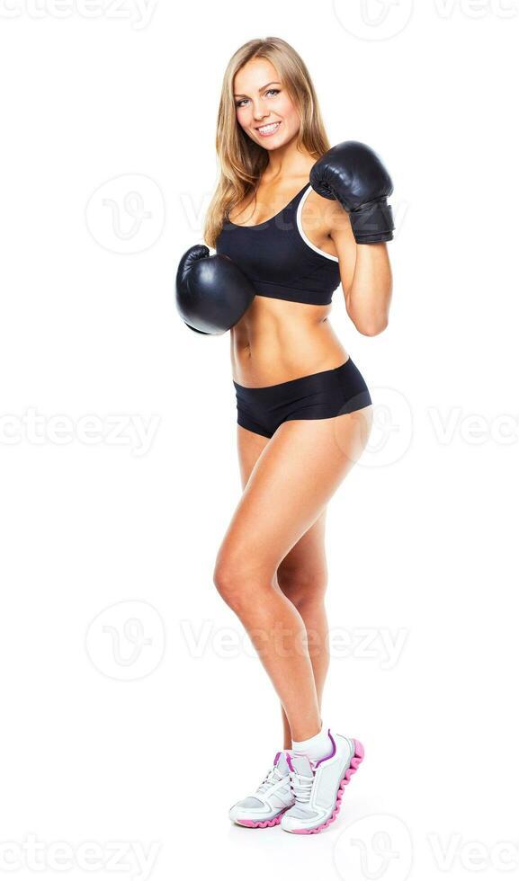 ung atletisk kvinna i boxhandskar på en vit foto