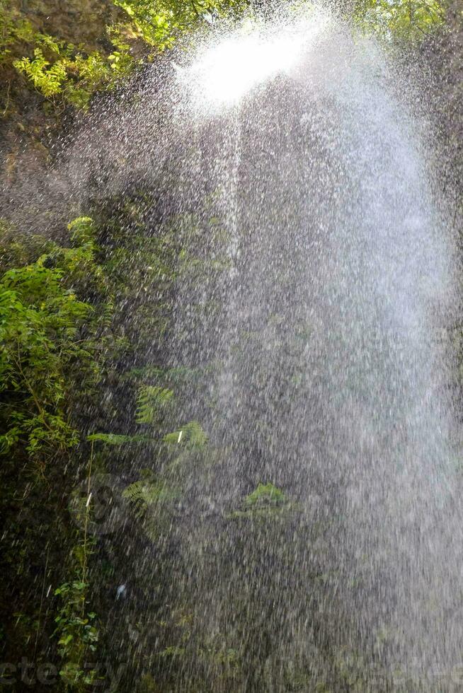 skön vatten stänk vattenfall foto