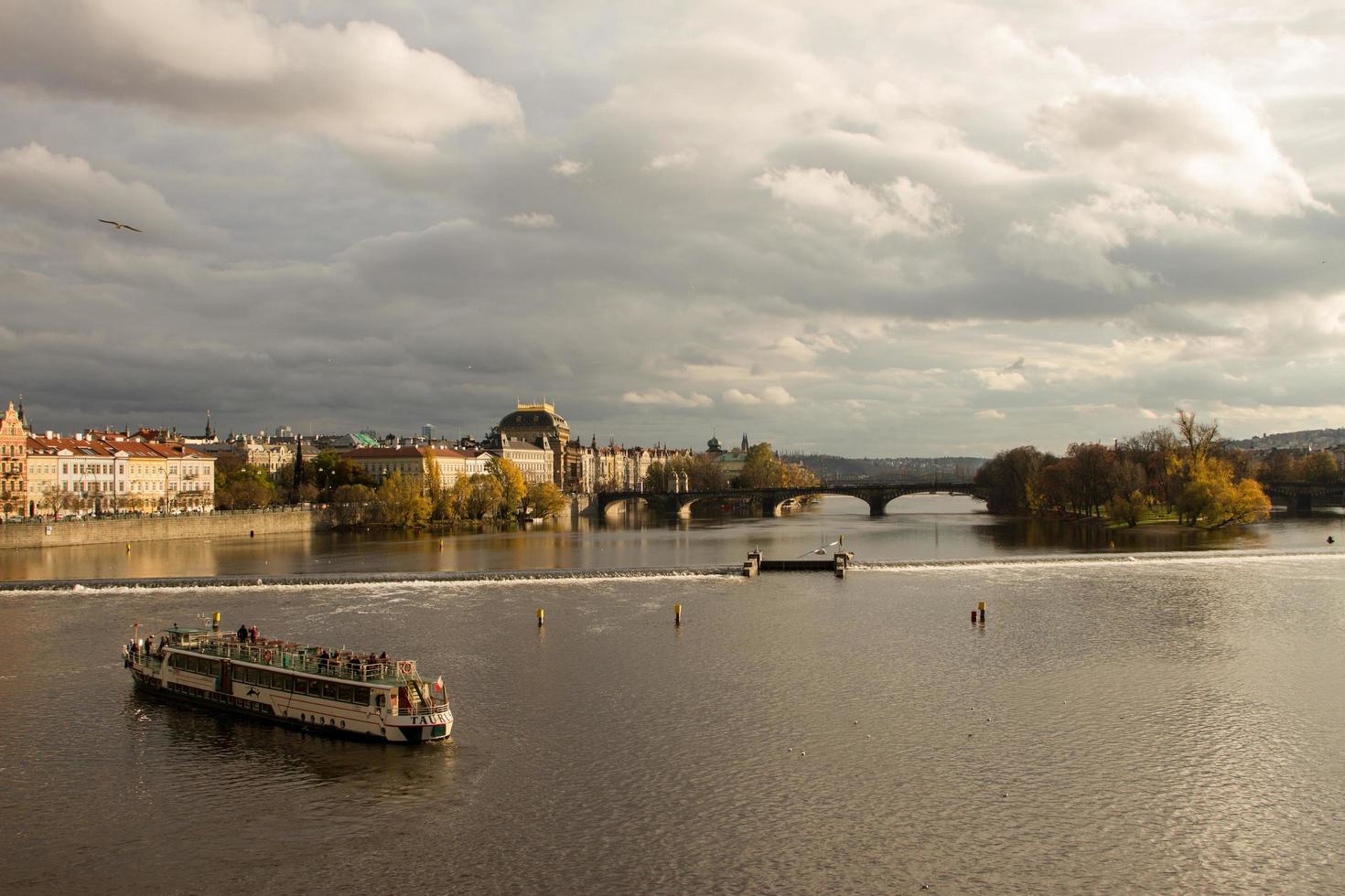 praque, Tjeckien, 2021 - båt på floden vltava foto