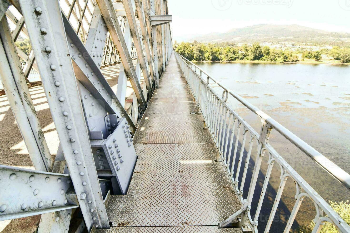 en bro över floden foto