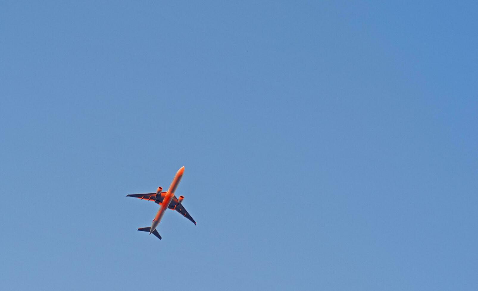 de passagerare flygplan är flygande långt bort i blå himmel. foto