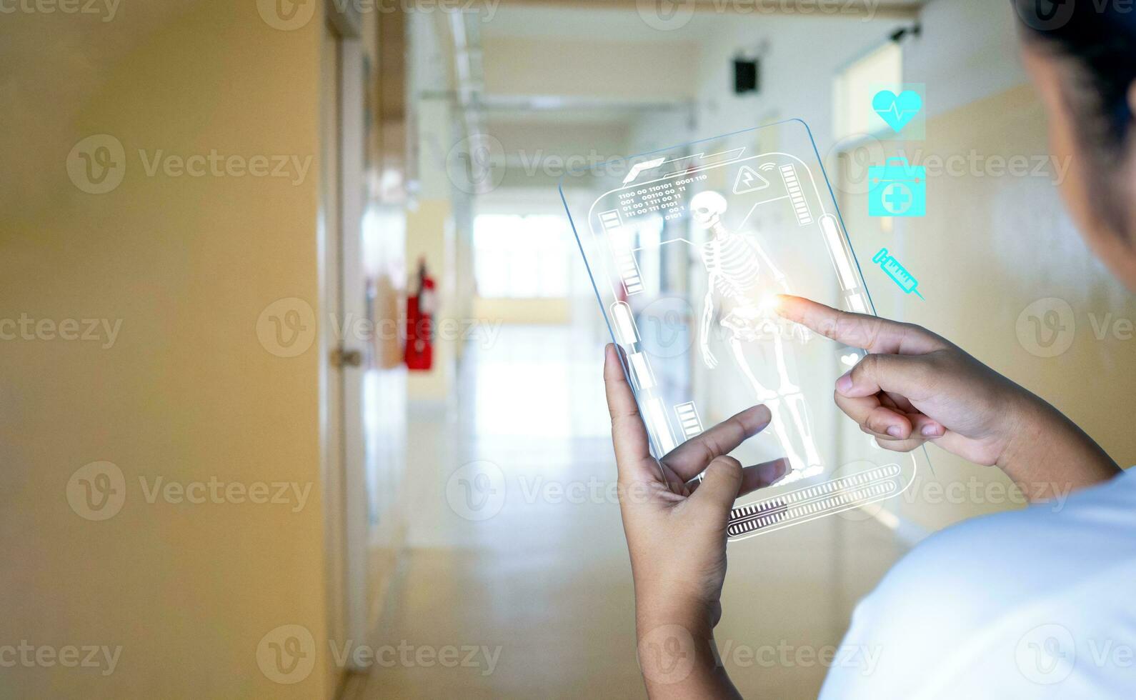 kvinna läkares hand petar på en medicinsk ikon harogram. medicinsk koncept, behandling, medicinsk teknologi, medicinsk Ansökan foto