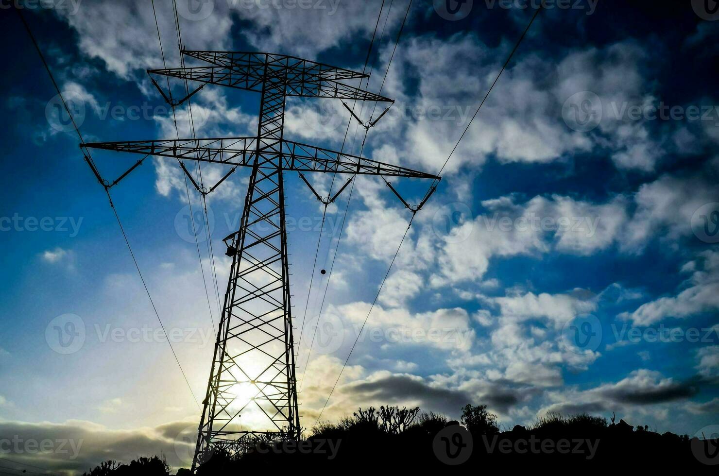 en fält med elektricitet poler foto