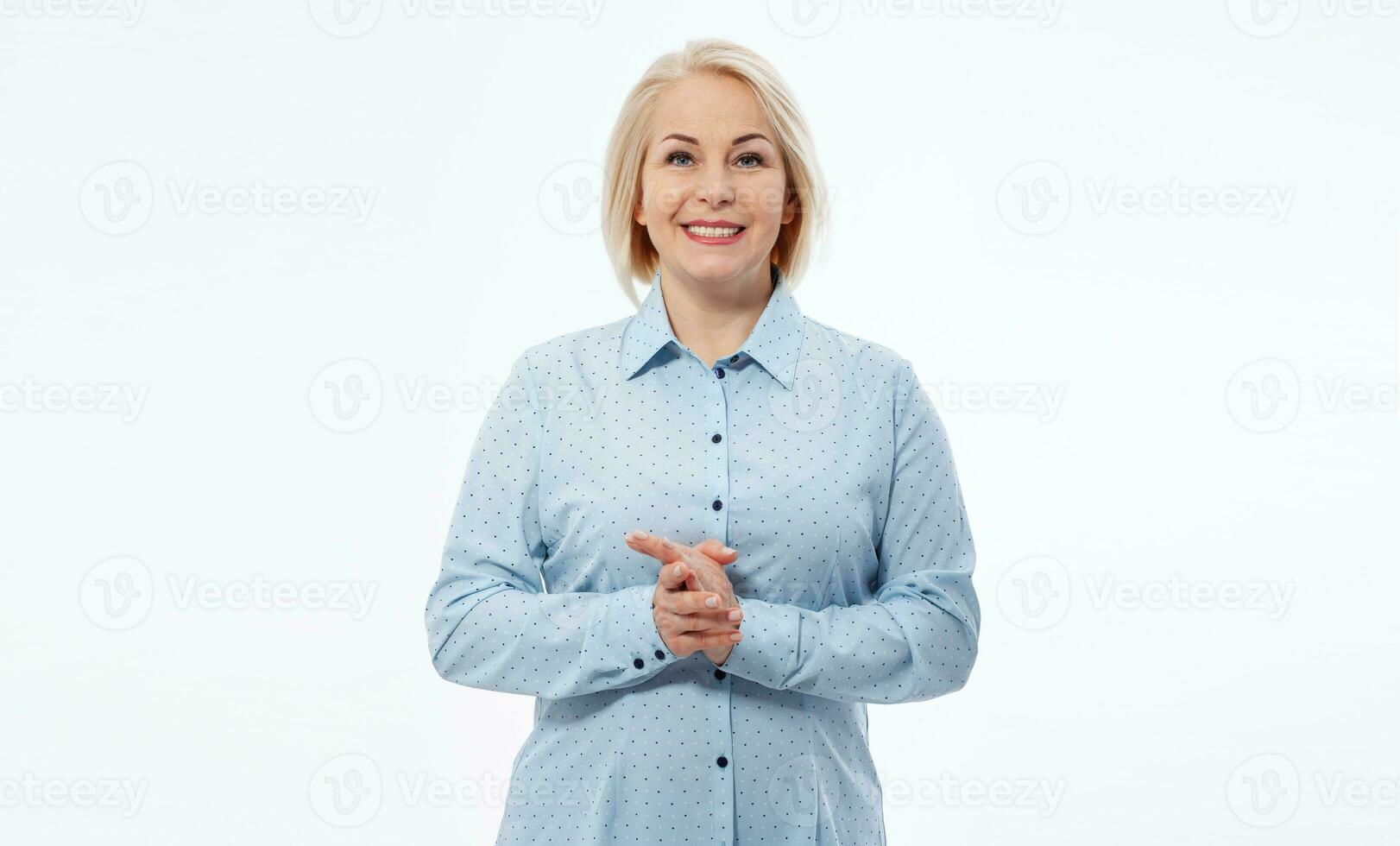 attraktiv mitten åldrig kvinna med vikta vapen på vit bakgrund foto