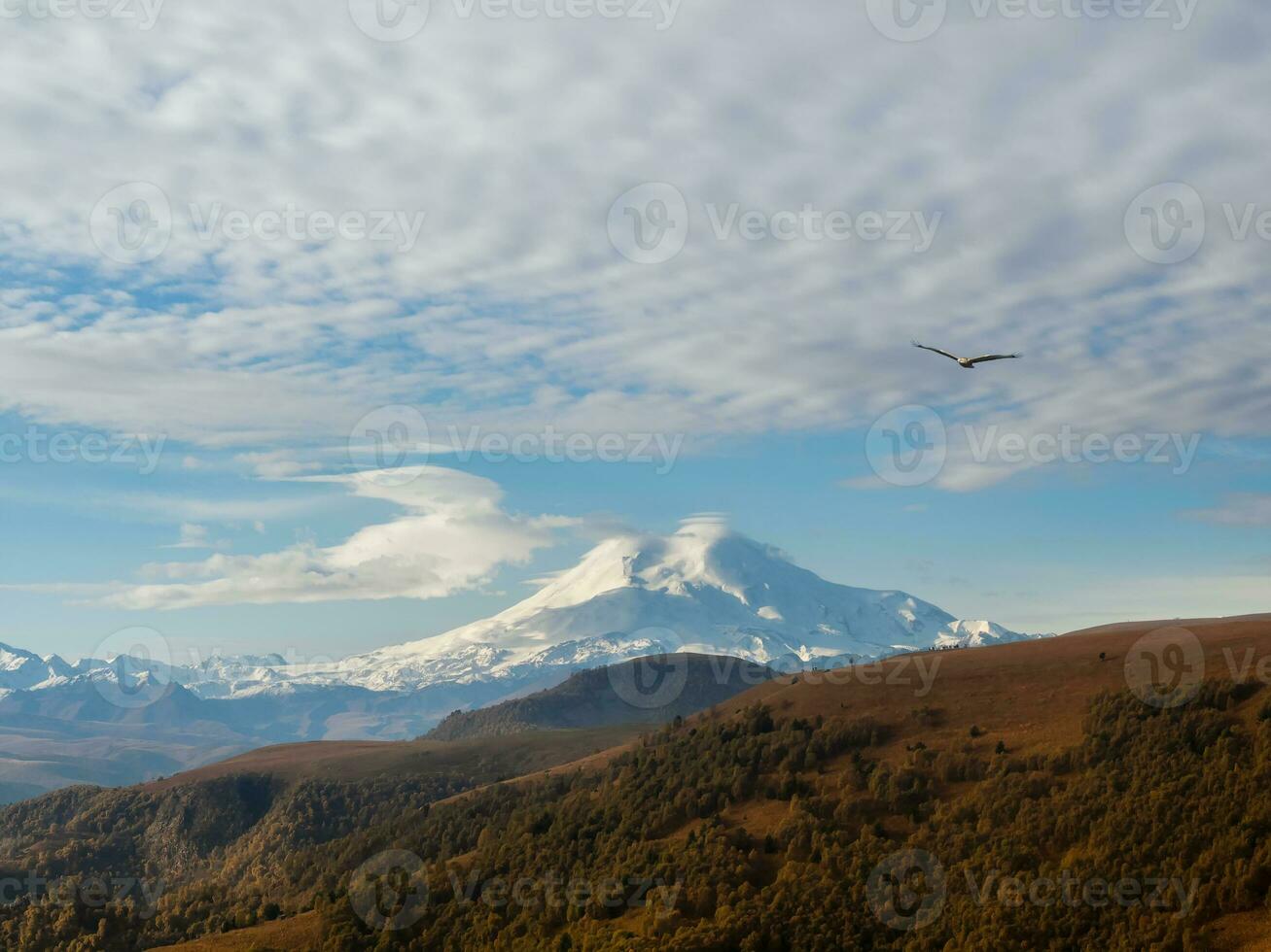 se av de snöig elbrus vulkan i höst. Ryssland, de kaukasus foto