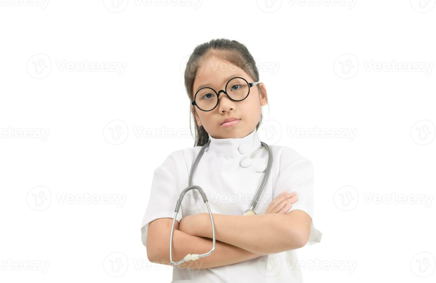 söt asiatisk barn i läkare täcka med stetoskop isolerat foto