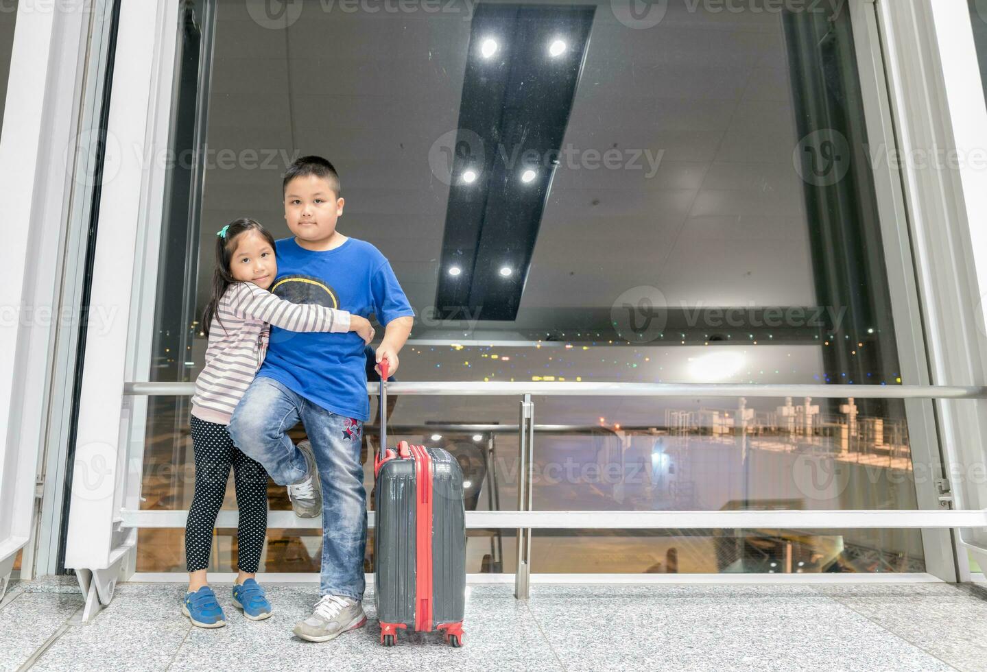 bror och syster stående med bagage förbereda till resa i flygplats foto