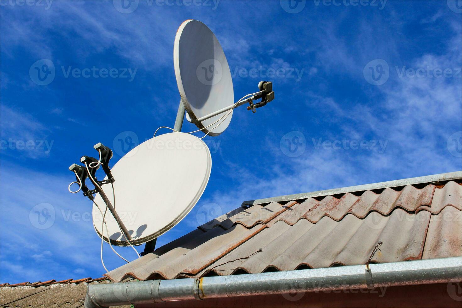 två vit satellit maträtt på de tak foto