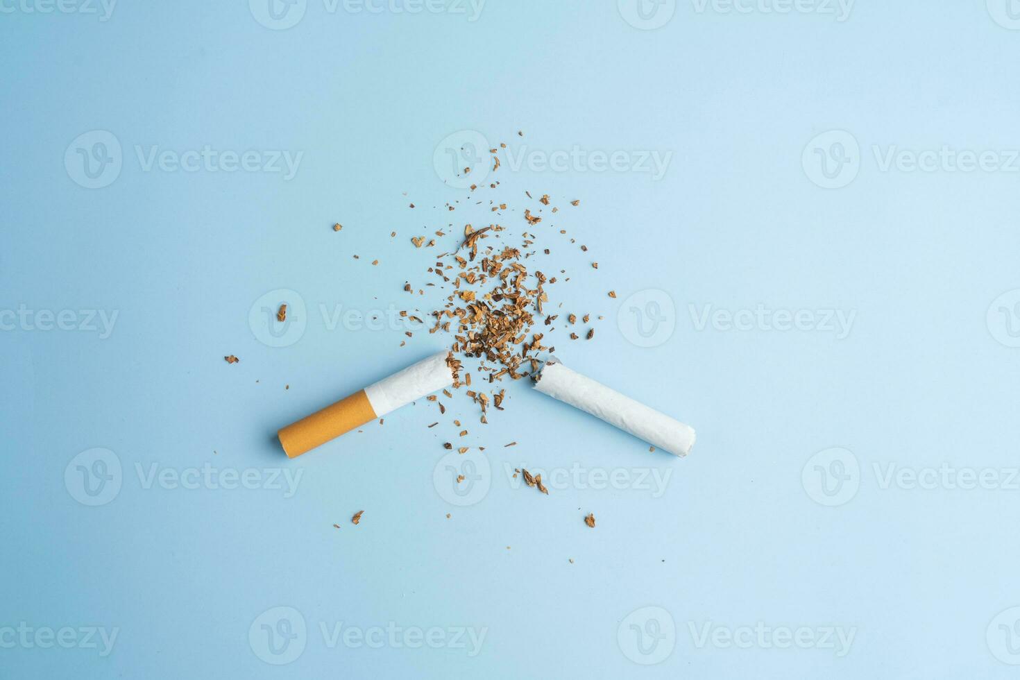 cigaretter på vit bakgrund, Nej rökning begrepp. foto