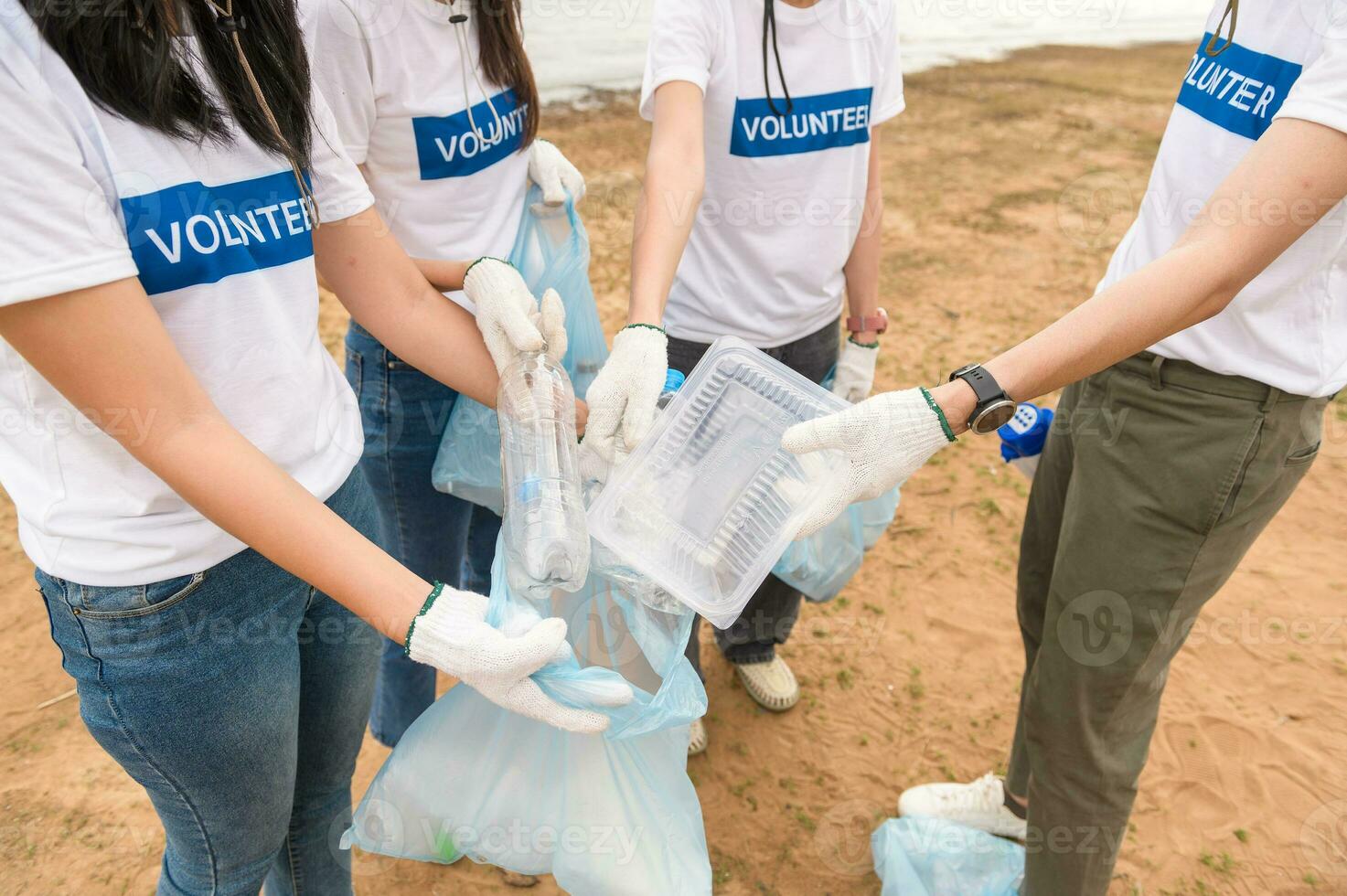 volontärer från de asiatisk ungdom gemenskap använder sig av skräp påsar rengöring upp natur par foto