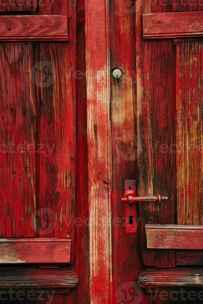 målad röd trä- dörr foto