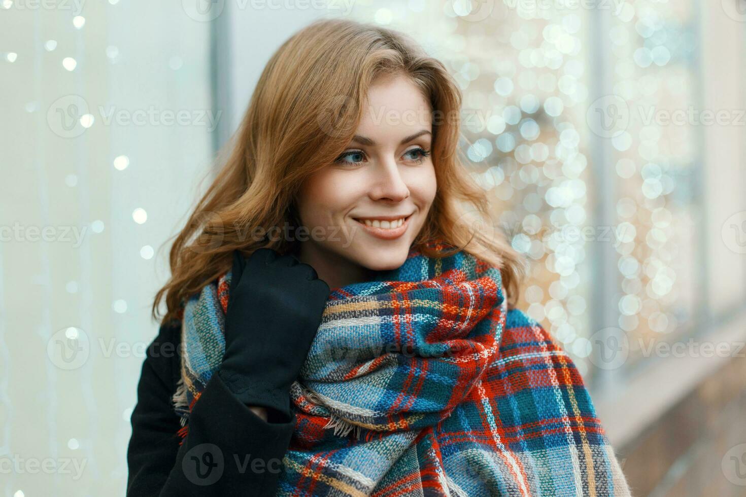 söt kvinna med ett sött leende gör julhandeln foto
