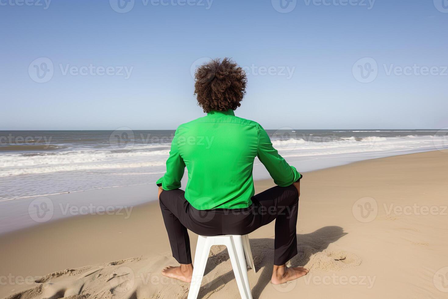 tillbaka se av en man Sammanträde på en strand. ai genererad foto