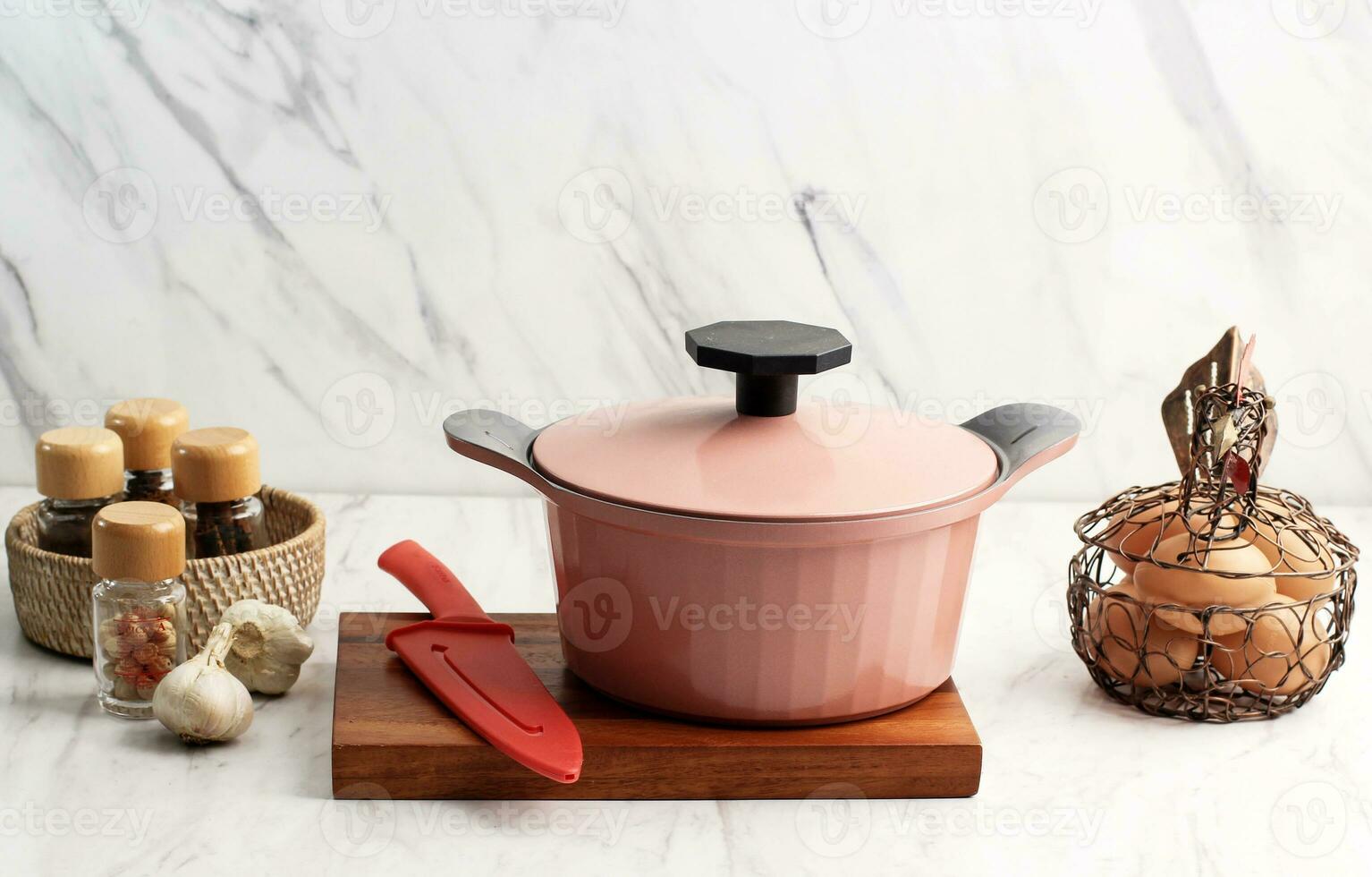 rosa matlagning pott med olika krydda och ägg foto