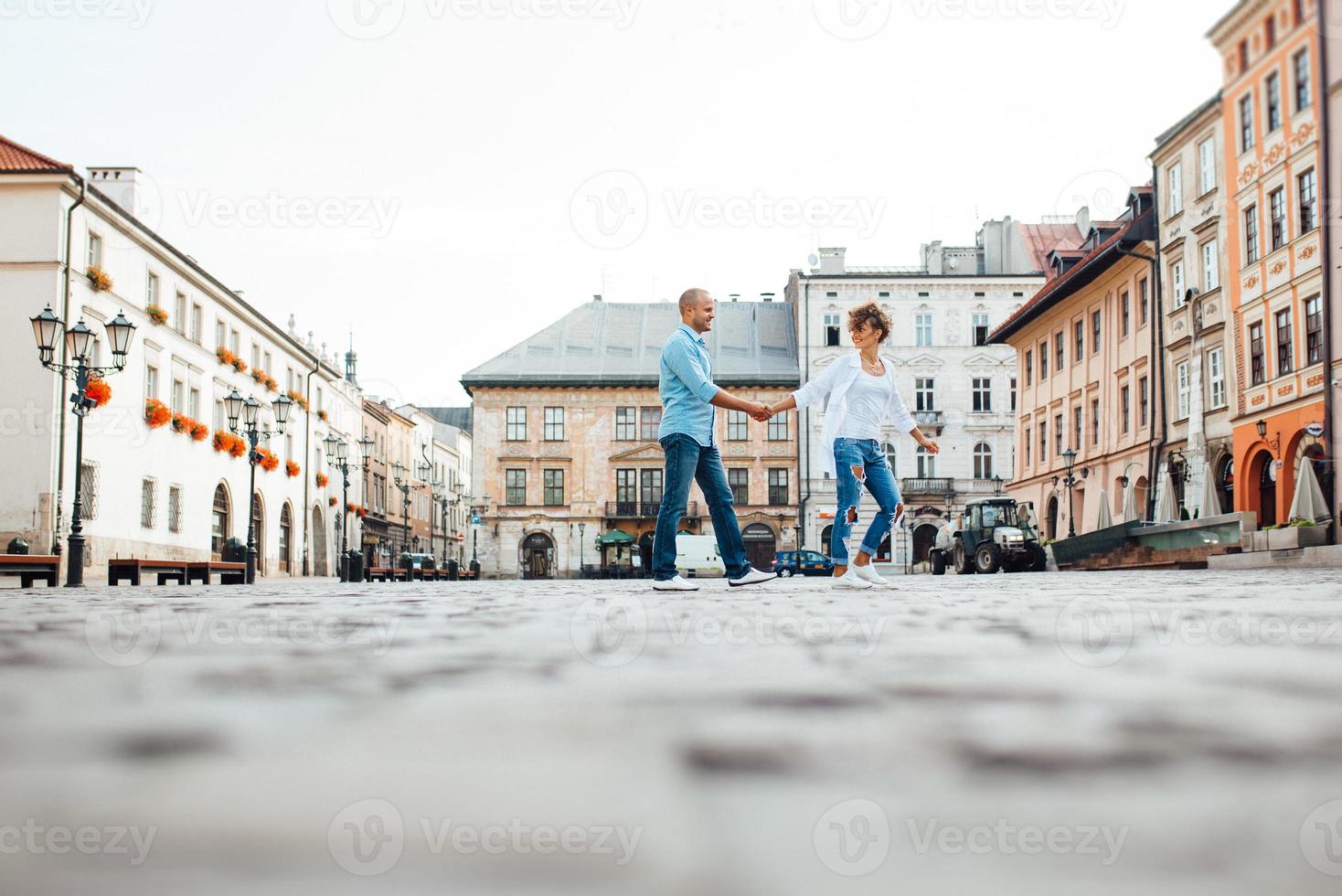 killen och en tjej går gärna på morgonen på de tomma gatorna foto