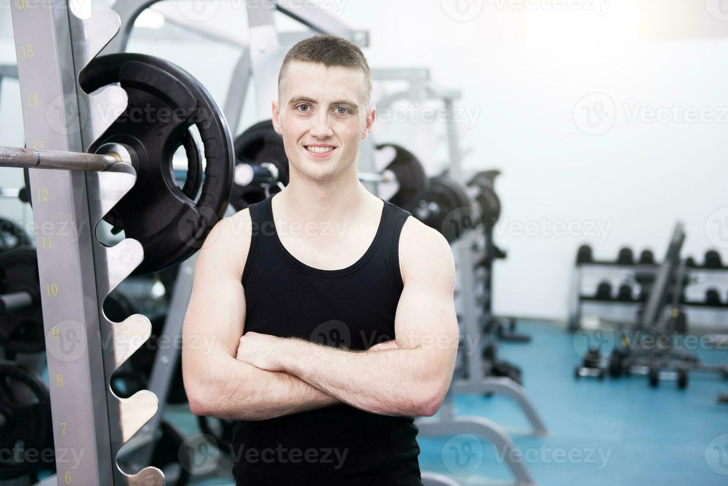 atletisk man med en hantlar i Gym foto