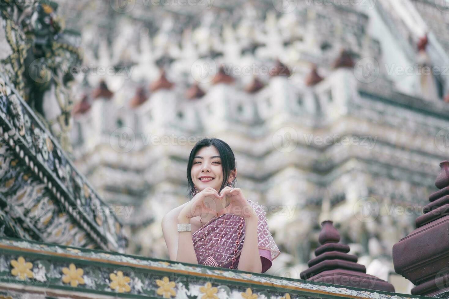 skön asiatisk flicka i thai traditionell kostym på tempel foto