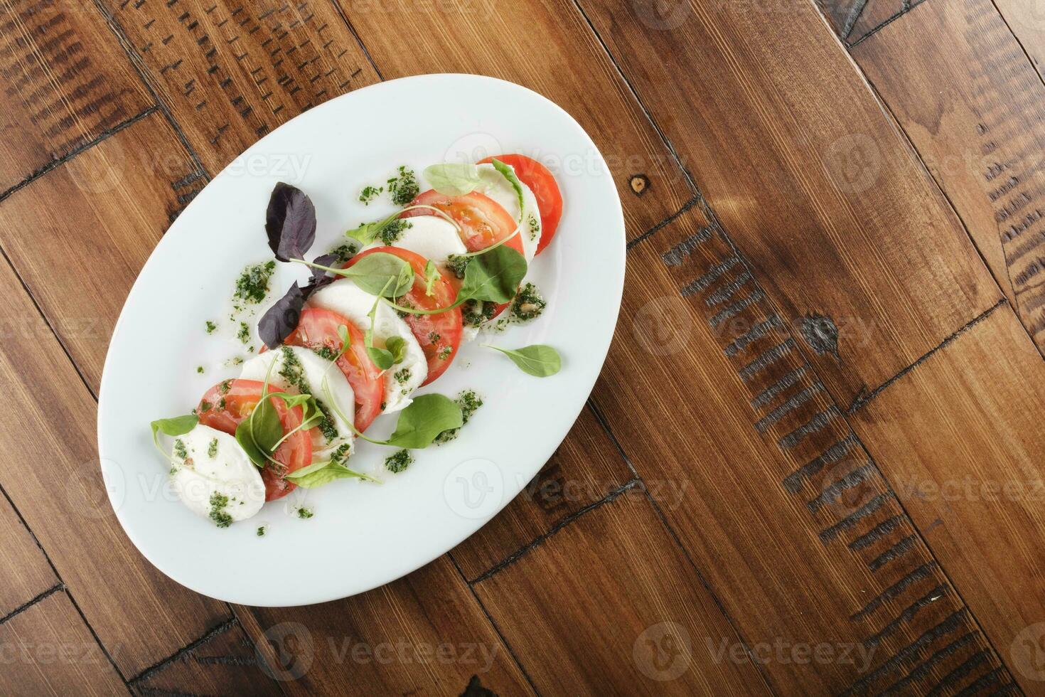 sallad med mozzarella ost och tomater foto