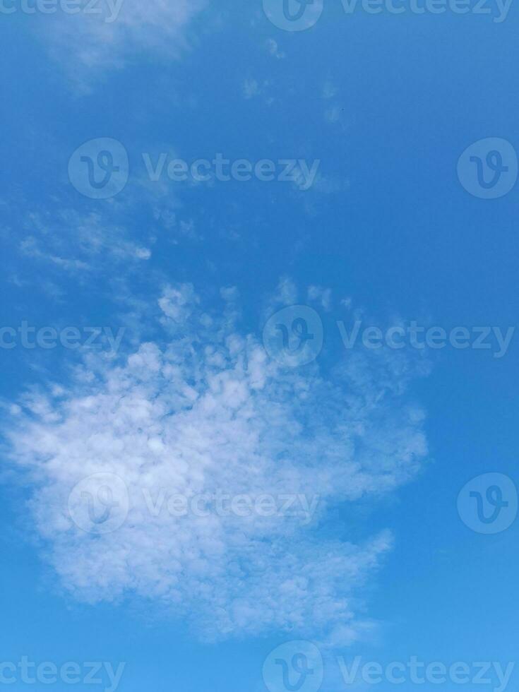 vit moln på de blå himmel perfekt för de bakgrund foto