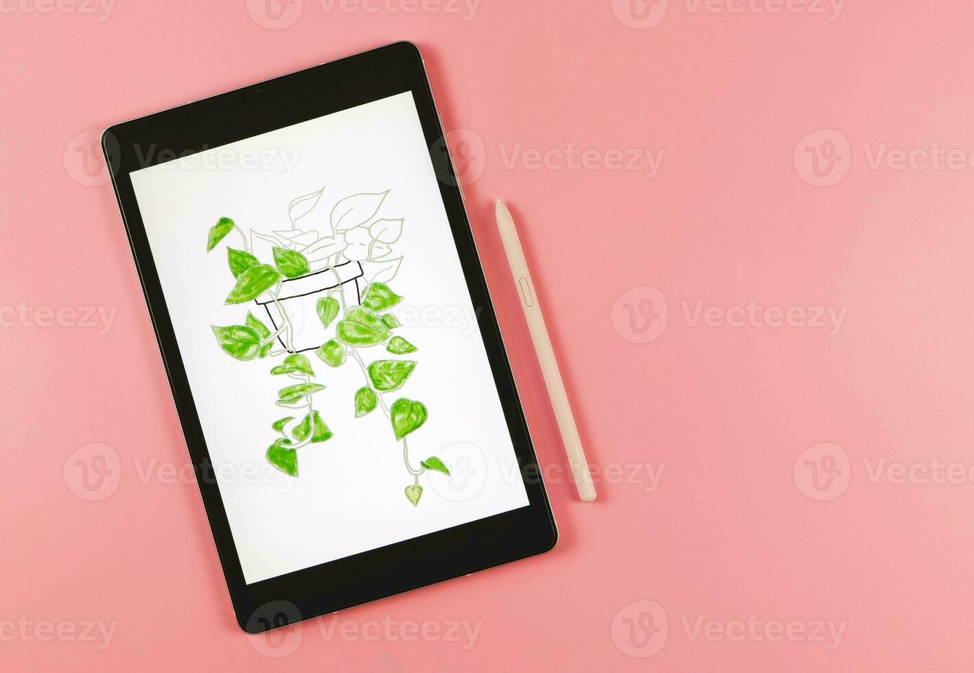 platt lägga av digital läsplatta med bild av hus växt i vattenfärg stil på skärm, rosa nål penna, isolerat på rosa bakgrund. digital konst begrepp. foto