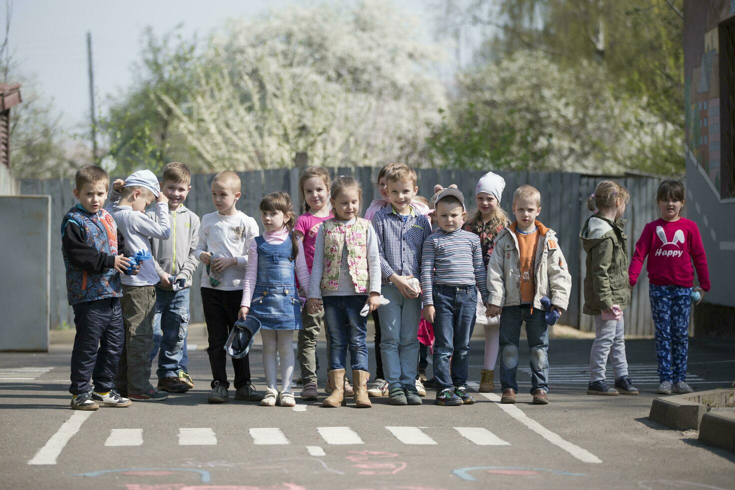 en grupp av ryska förskola barn i en dagis på de gata. foto