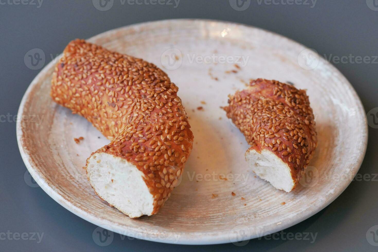 turkiska bagel simit på tabell foto