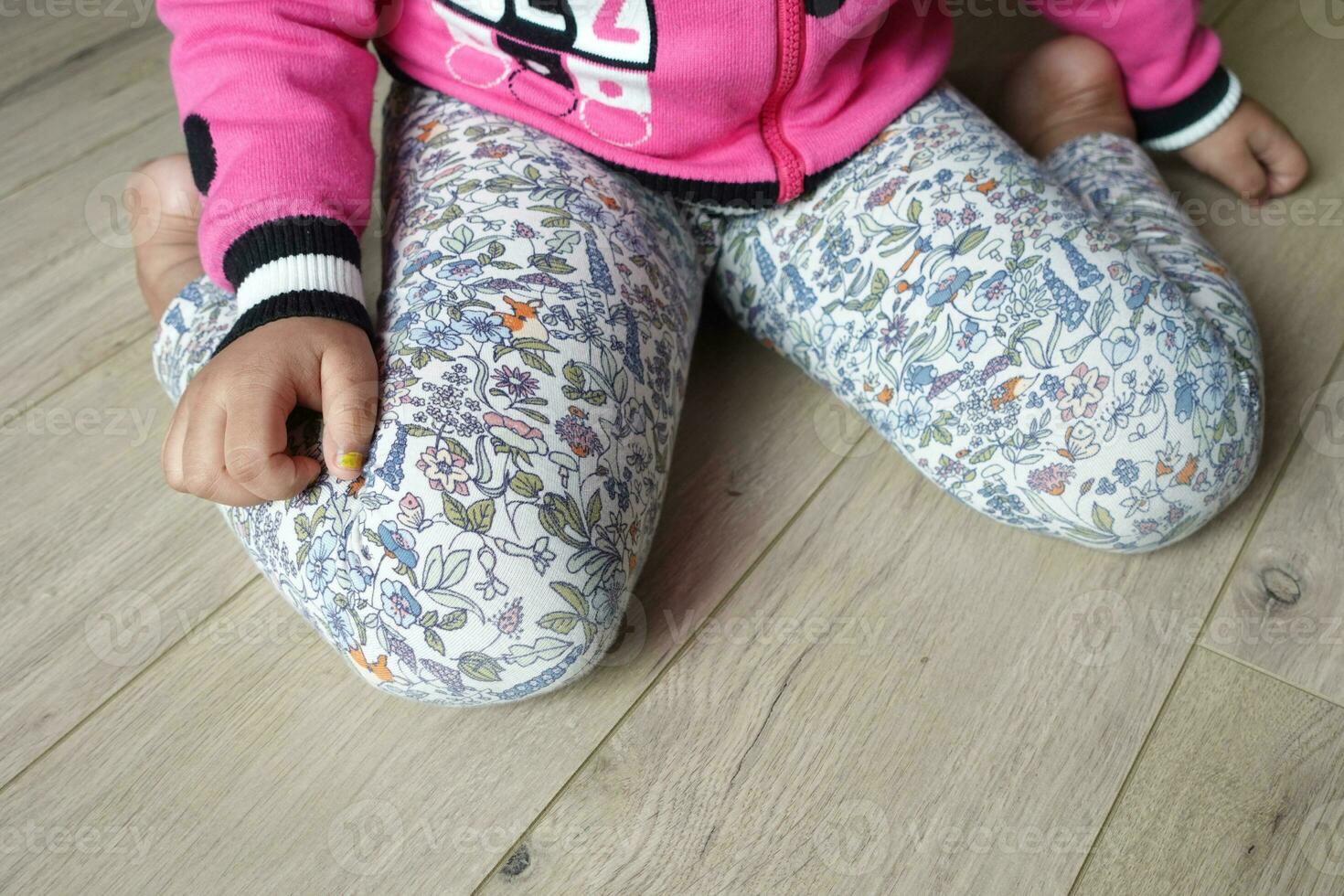 barn Sammanträde w hållning på de golv . foto