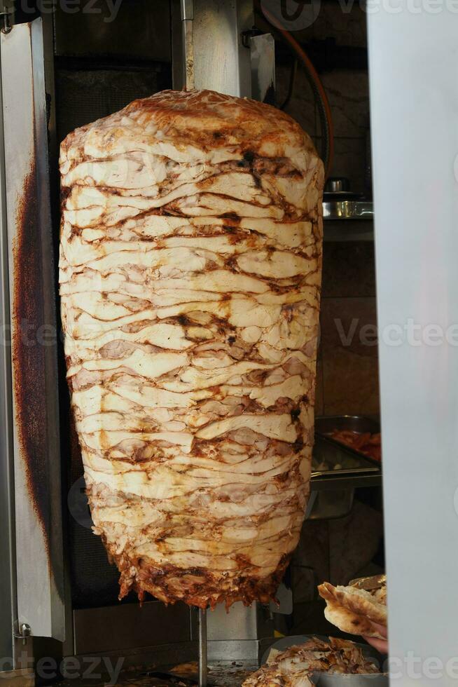 roterande traditionell gyros kött stänga upp foto