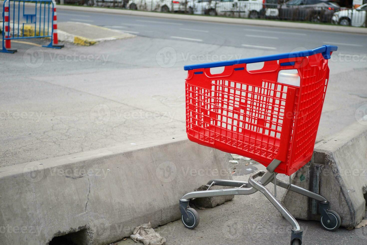 handla vagn i en tömma bil parkera foto