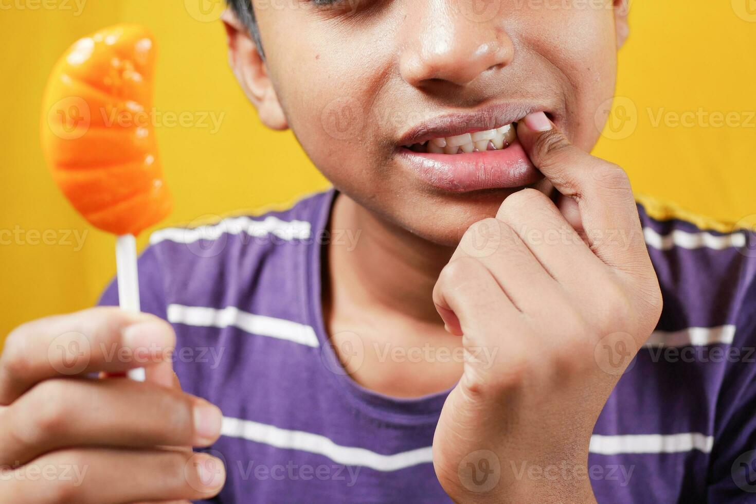 Tonårs pojke med känslig tänder foto