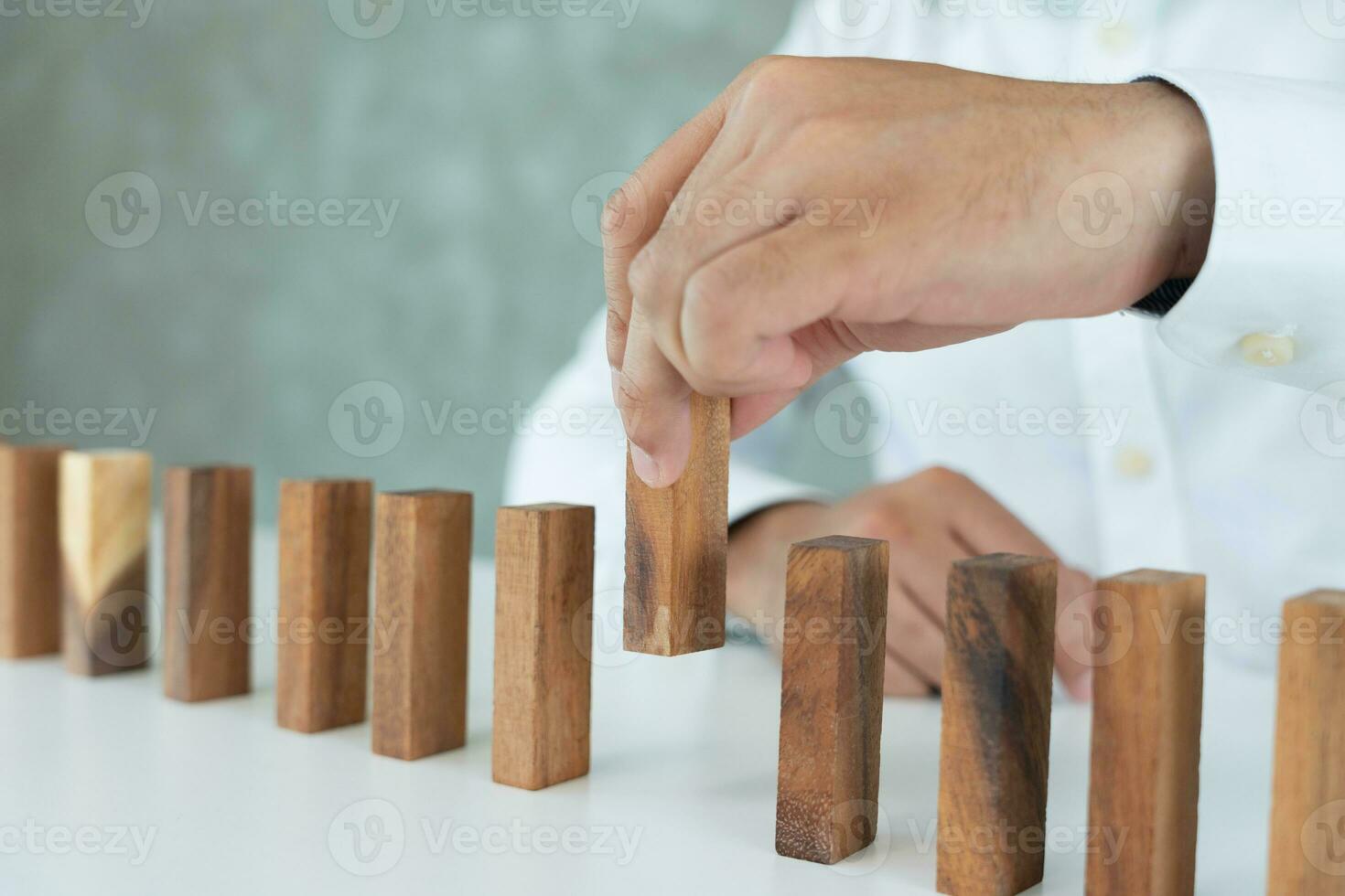 försäkring med händer skydda domino. händer sluta domino faller kris. företag risk kontrollera och planen och strategier till springa förhindra företag. insättningar, medicinsk utgifter, hyra, familj vård. foto