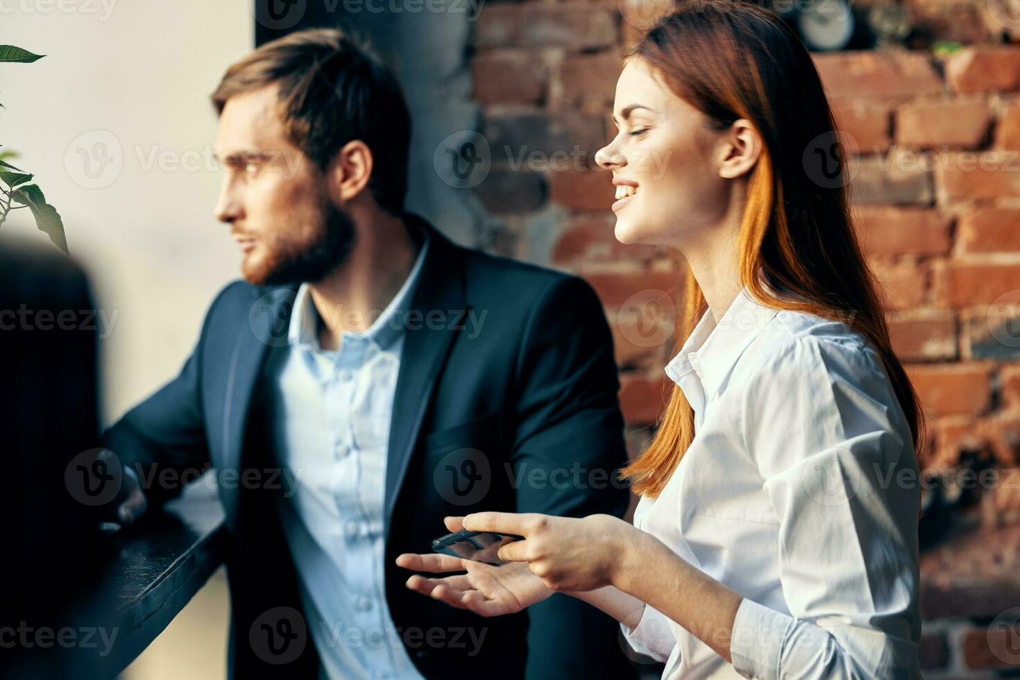 man och kvinna Sammanträde i Kafé kommunikation tjänstemän livsstil foto