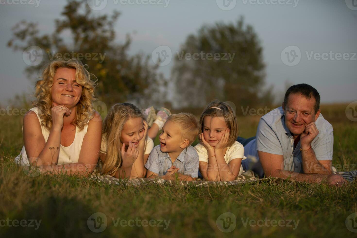 Lycklig familj mor, far, barn, son och döttrar i natur. foto