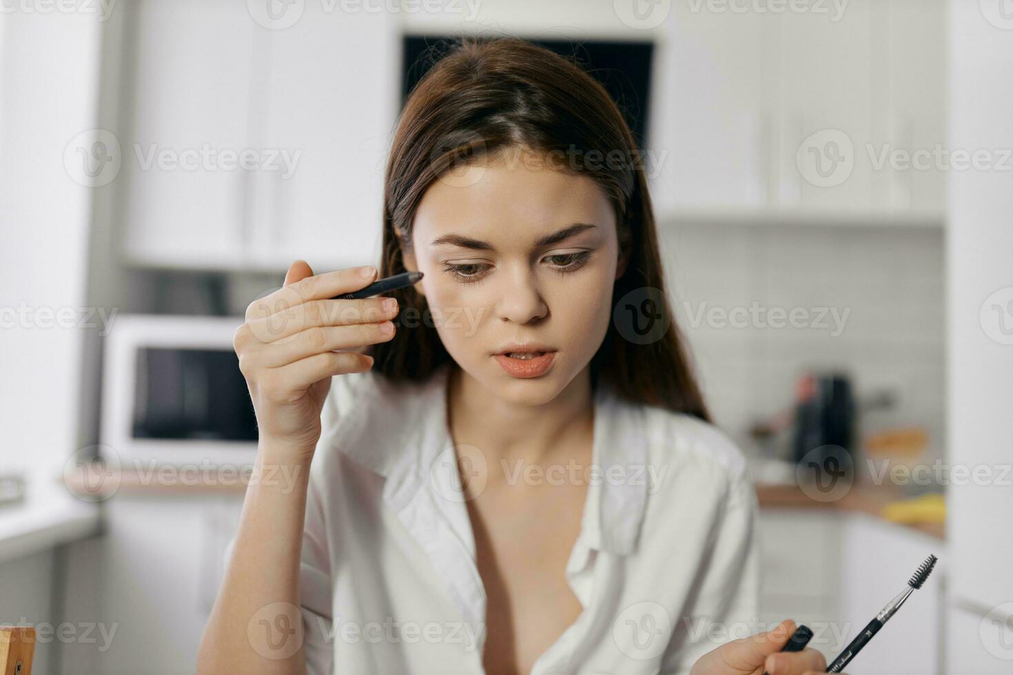 kvinna modell med eyeliner penna i hand foto