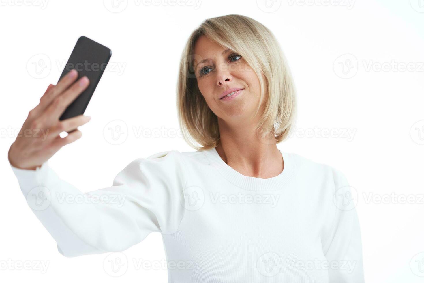bild av blond kvinna över tillbaka isolerat bakgrund med mobil telefon foto