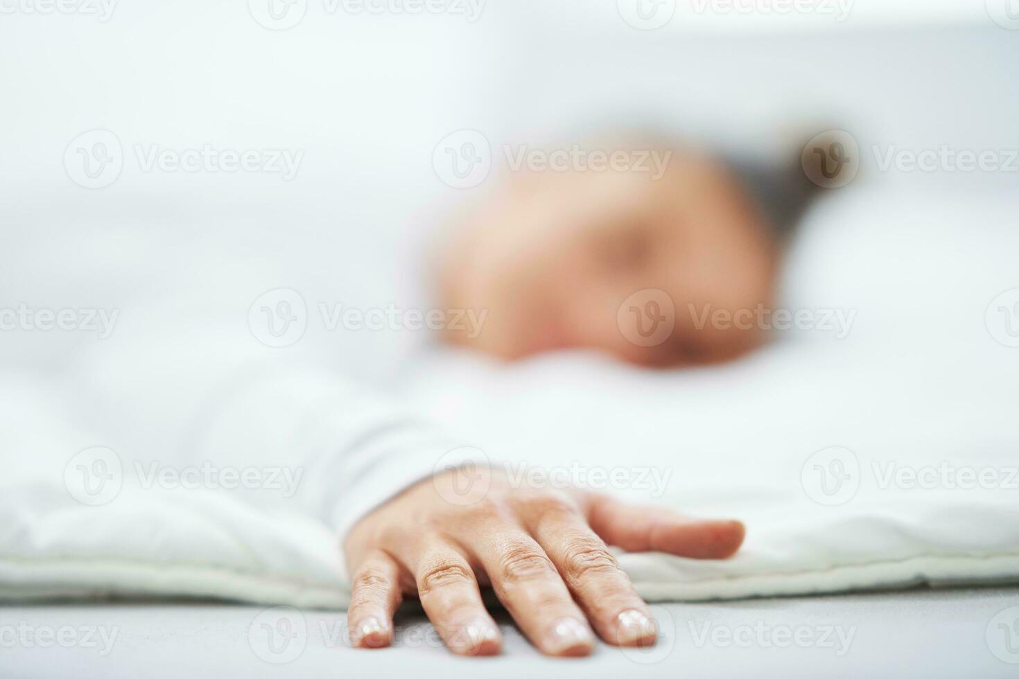 trevlig kvinna i säng avkopplande eller håller på med yoga foto