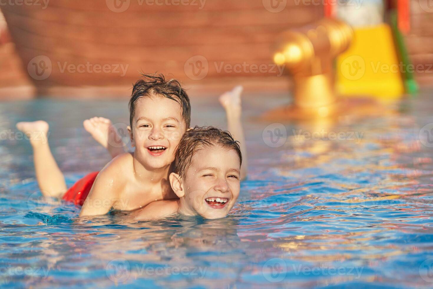 bild av bröder spelar i utomhus- aqua parkera slå samman foto