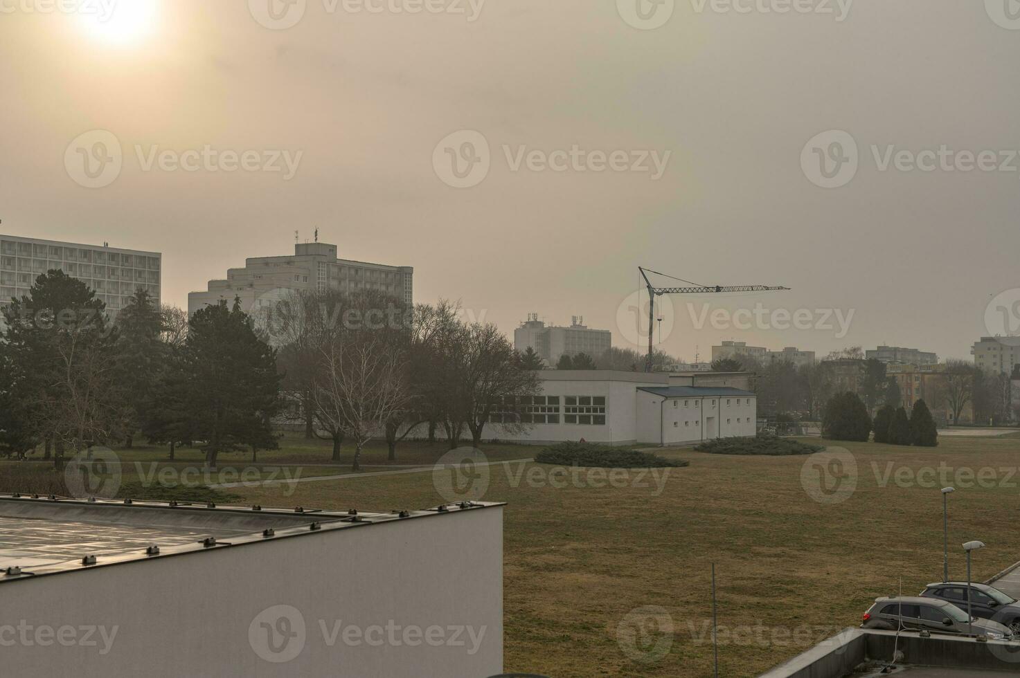 dimma i de stad, dimma morgon- i stad, Slovakien, trnava, 05.03.2023 foto