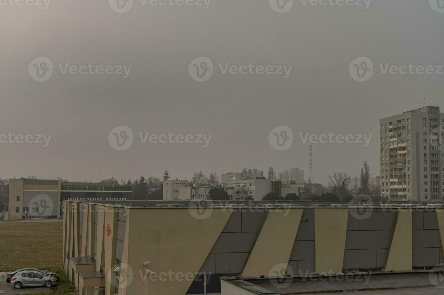 dimma i de stad, dimma morgon- i stad, Slovakien, trnava, 05.03.2023 foto
