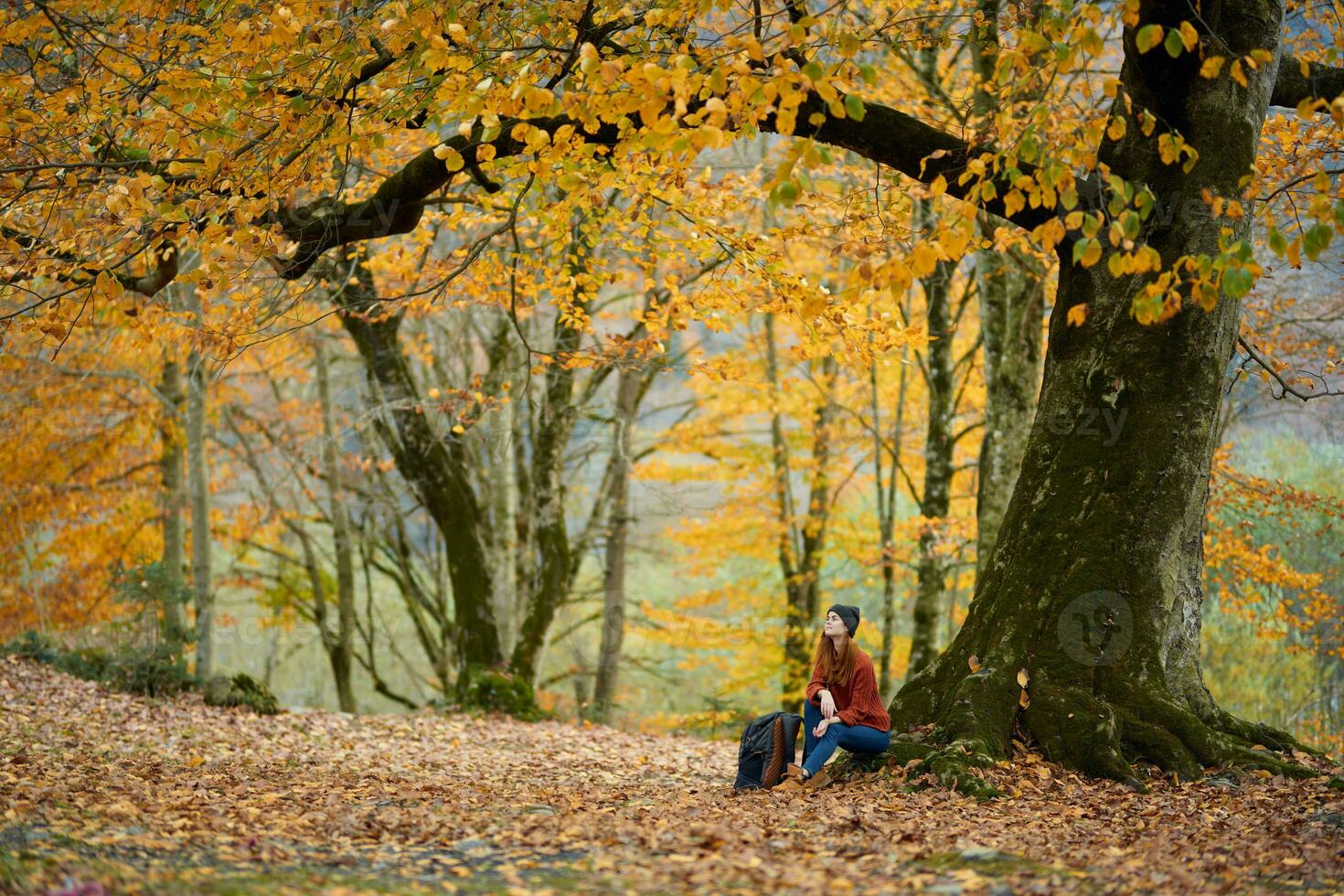 kvinna vandrare höst skog löv natur färsk luft foto