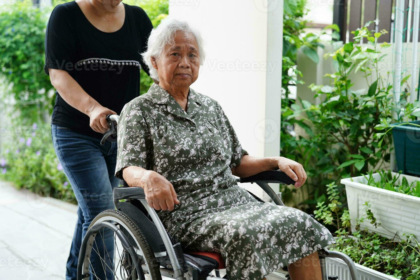 vårdgivare hjälp asiatisk äldre kvinna handikapp patient Sammanträde på rullstol i sjukhus, medicinsk begrepp. foto