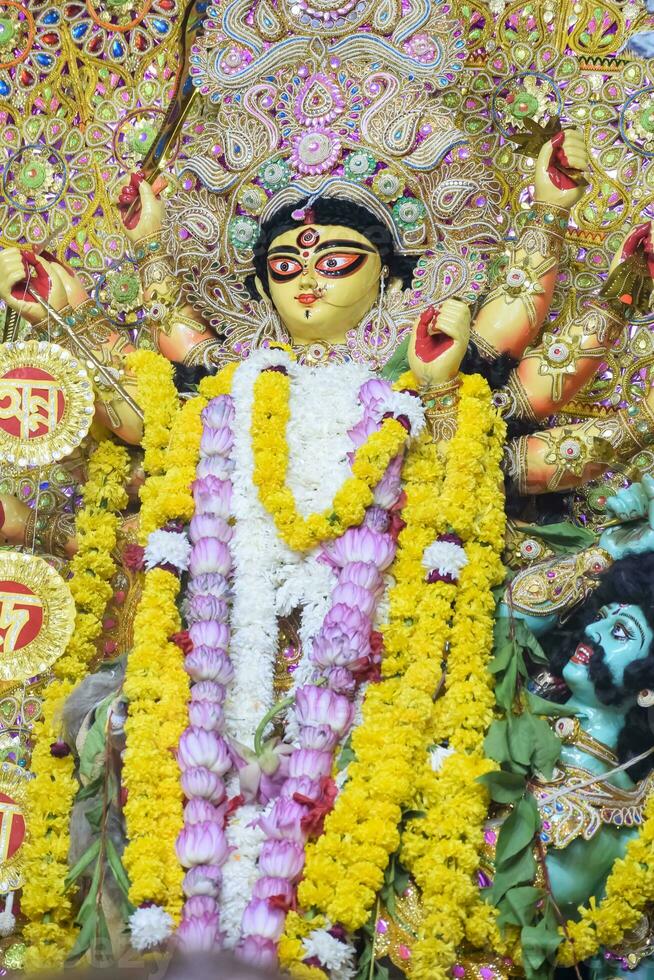 gudinnan durga med traditionell look i närbild vid en durga puja i södra Kolkata, durga puja idol, en största hinduiska navratri-festival i Indien foto