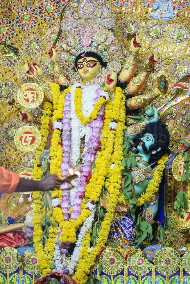 gudinnan durga med traditionell look i närbild vid en durga puja i södra Kolkata, durga puja idol, en största hinduiska navratri-festival i Indien foto