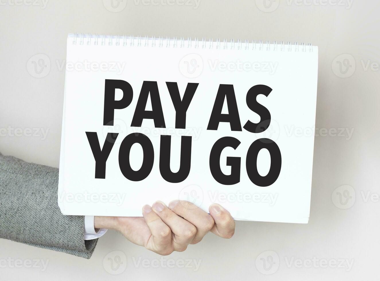 affärsman innehav en kort med text betala som du gå foto