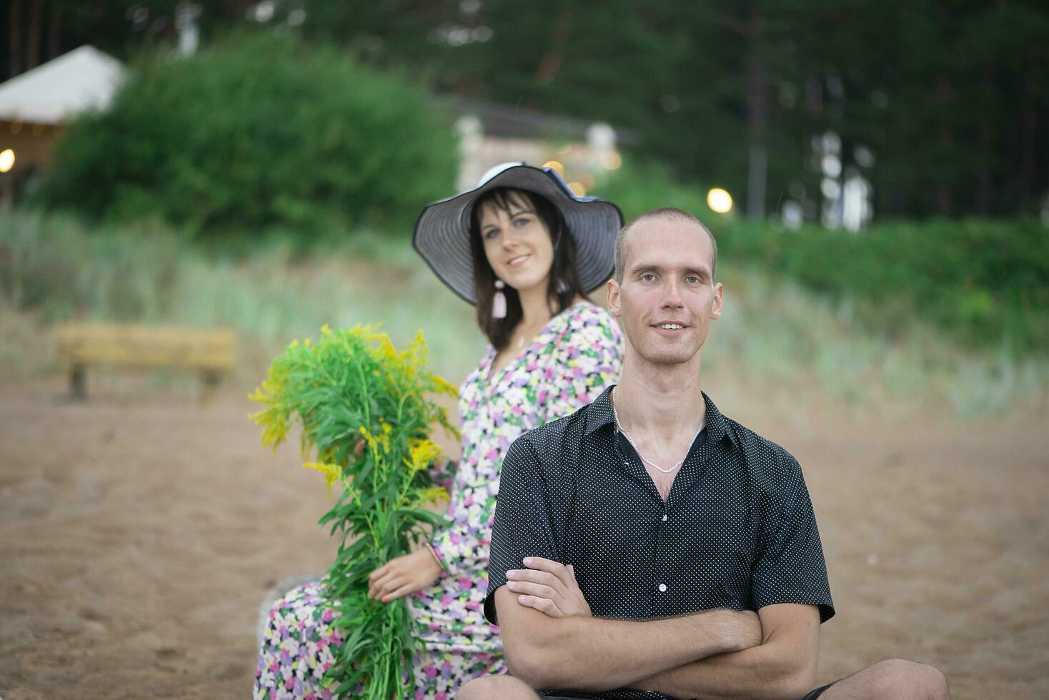 romantisk ung par i kärlek på de strand foto